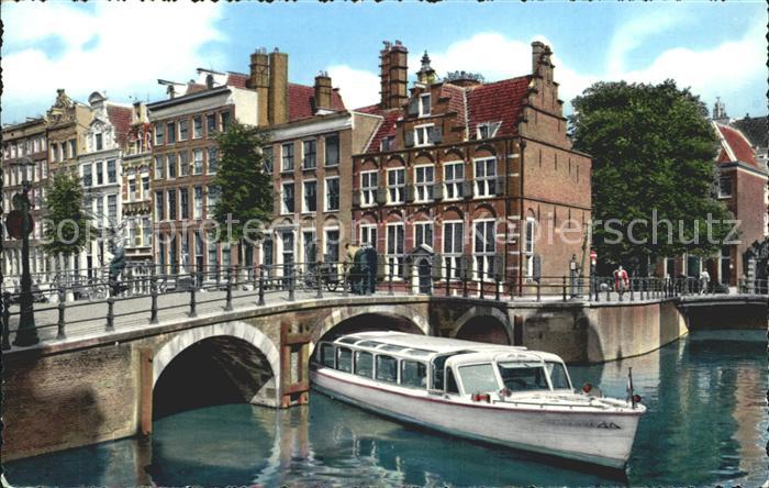 Amsterdam Niederlande Voorburgwal mit Haus an den drei Grachten