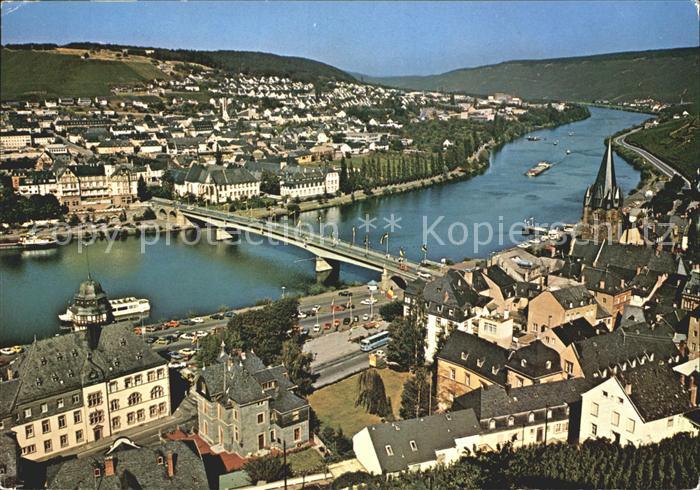 BERNKASTEL-KUES Berncastel Rheinland-Pfalz Teilansicht mit Bruecke