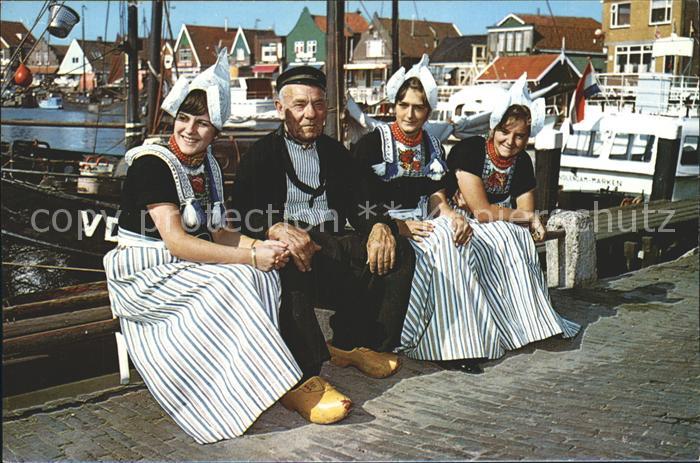 Volendam Hafenpartie Alter Fischer mit Trachtenmaedchen