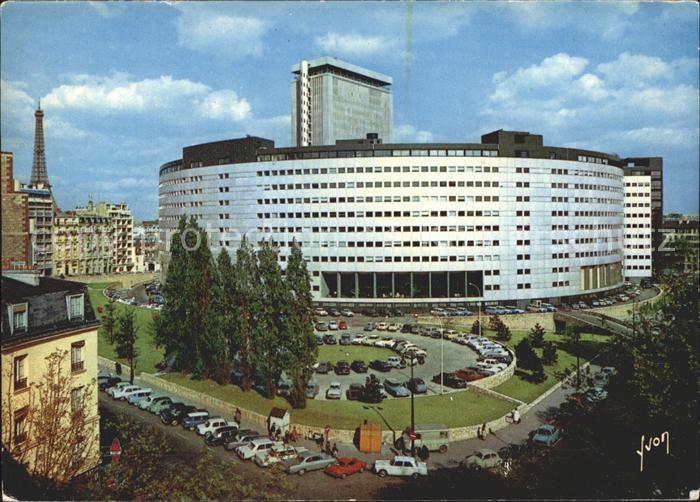 Paris La Maison de la Radio et la Tour Eiffel