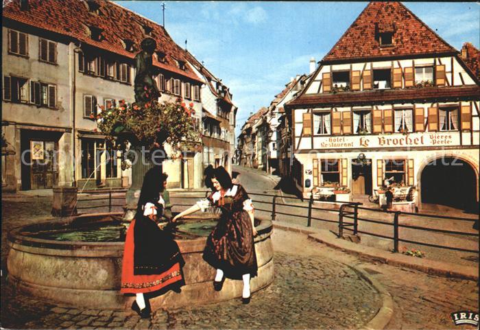 Barr Bas-Rhin Frauen in Tracht am Brunnen