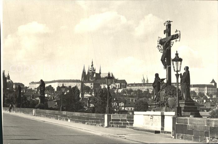 Praha Prahy Prague Burg von der Karlsbruecke aus gesehen