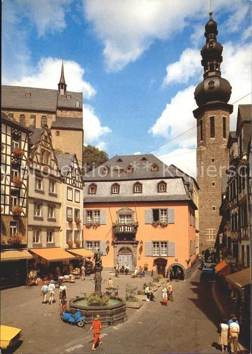 Cochem Mosel mit St Martinsbrunnen und Rathaus