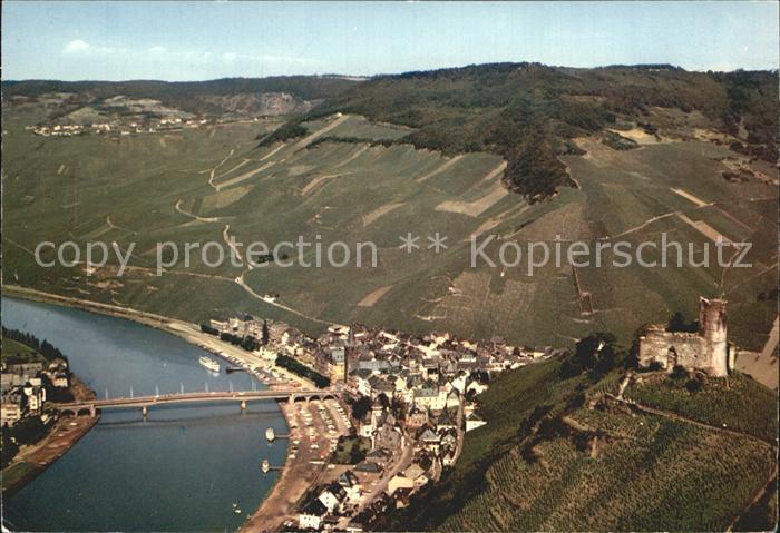 BERNKASTEL-KUES Berncastel Rheinland-Pfalz Moselpartie mit Burgruine Landshut Fl