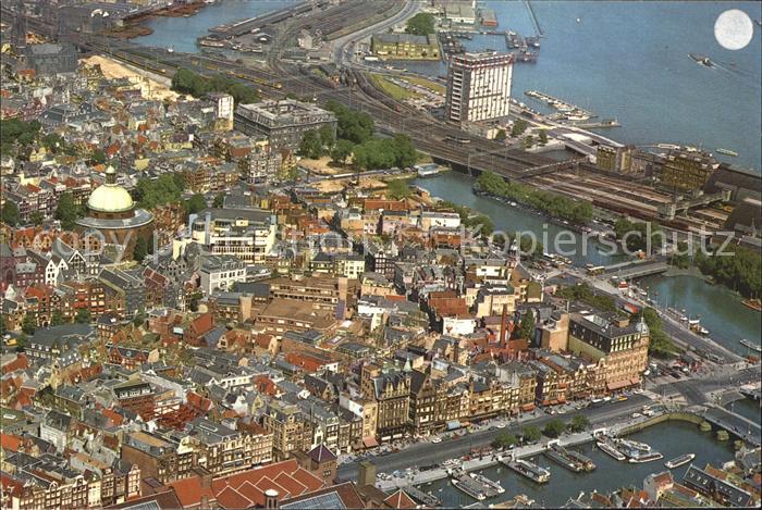 Amsterdam Niederlande Fliegeraufnahme Damrak Lutherische Kirche und Hafengebaeud