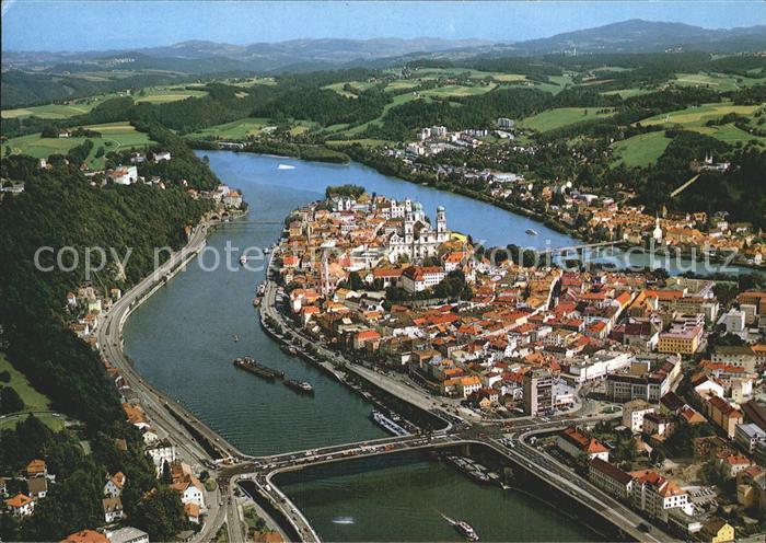 PAssAU Bayern Fliegeraufnahme Muendung des Inn und der Ilz in die Donau