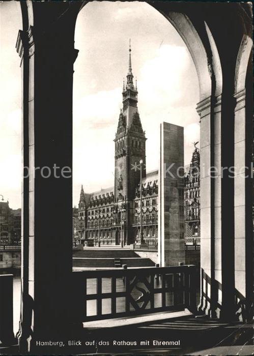 HAMBURG  CITY Blick auf das Rathaus mit Ehrenmal