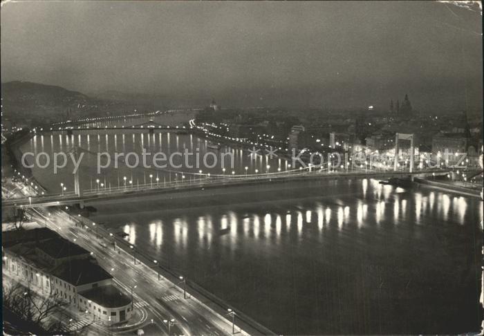 Budapest Donaubruecken Nachtaufnahme