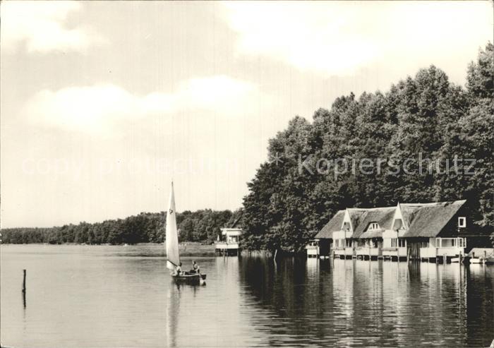Wusterhausen Dosse Bootshaeuser am Klempowsee Segelboot