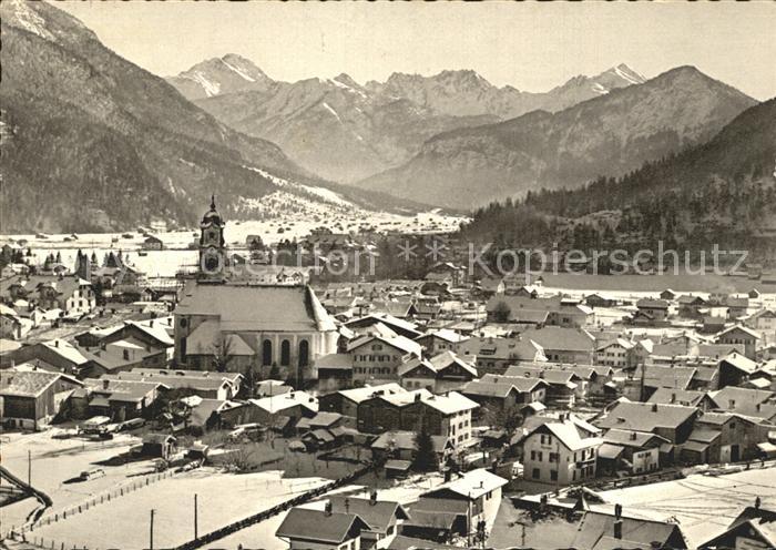 Mittenwald Bayern Ortsansicht mit Kirche gegen Tiroler Berge Winterpanorama