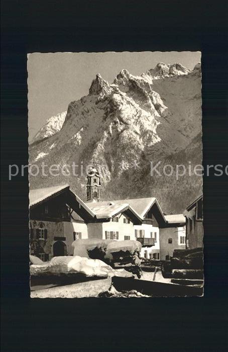 Mittenwald Bayern Ortspartie gegen Karwendelspitzen Gebirge
