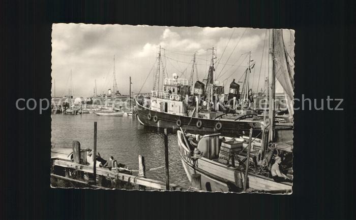 Warnemuende Ostseebad Hafenausfahrt Fischkutter