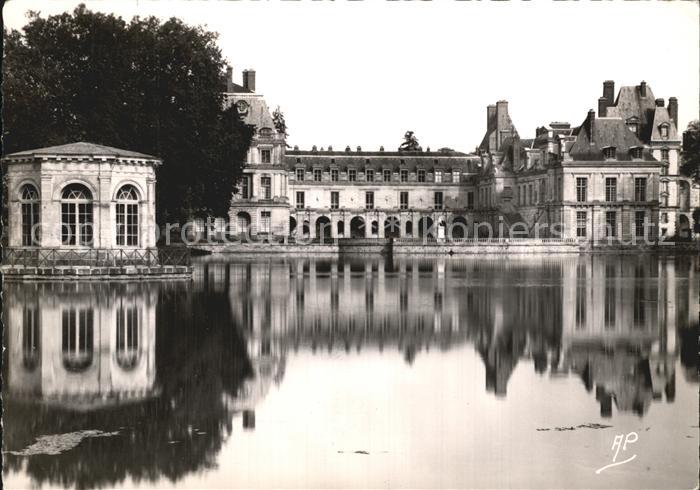 Fontainebleau Seine et Marne Palais de Fontainebleau Etang des Carpes et Pavillo