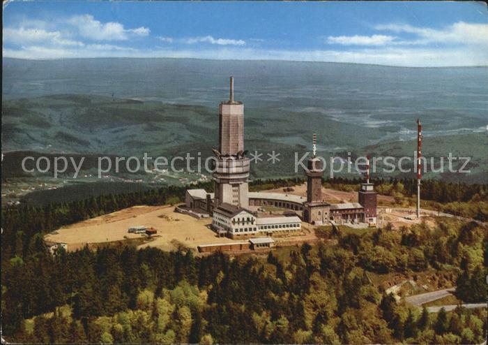 Grosser Feldberg Taunus mit Fernseh UKW und Fernmeldeturm Fliegeraufnahme