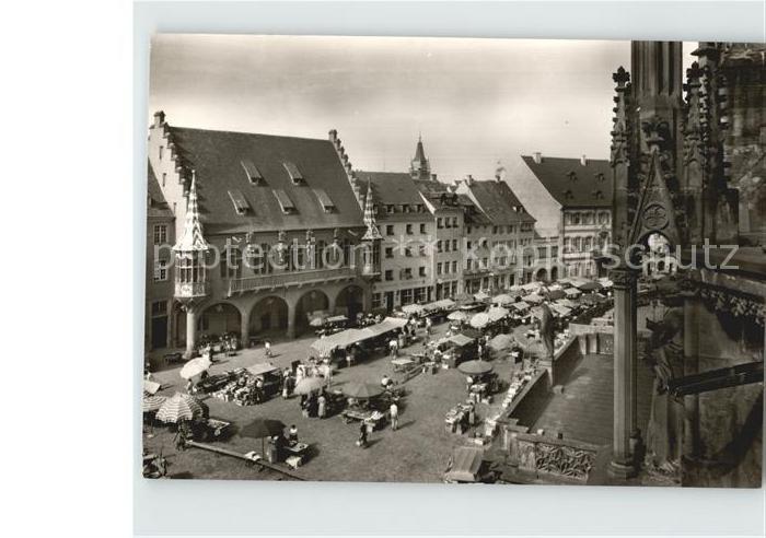 Freiburg Breisgau Blick vom Muenster auf den Marktplatz und Kaufhaus