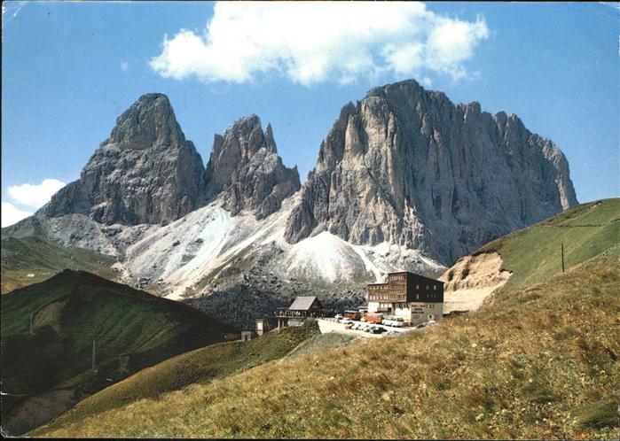 Canazei Rifugio Maria Flora al Passo di Sella con il Sassolungo Dolomiti