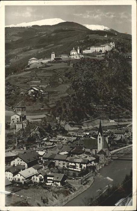 Klausen Eisacktal Suedtirol Panorama mit Chiusa Kloster