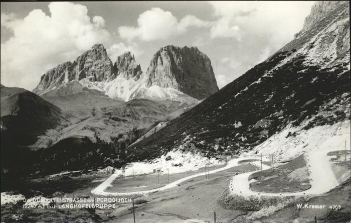 Dolomiten Langkofel Dolomitenstrasse am Pordoijoch mit Langkofelgruppe