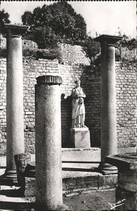 Vaison-la-Romaine Vaucluse Le Portique Statue de Sabine Ruine