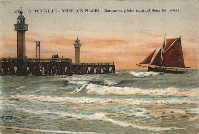 Trouville-sur-Mer Barque de peche rentrant dans les Jetee