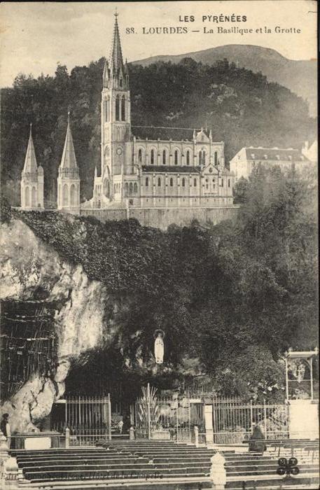 Lourdes Hautes Pyrenees La Basilique et la Grotte