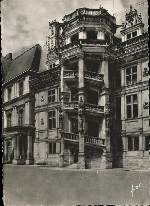 Blois 41 Cour interieur du chateau Escalier Fran