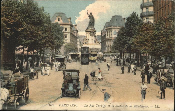 Paris La Rue Turbigo et la Statue de la Repub