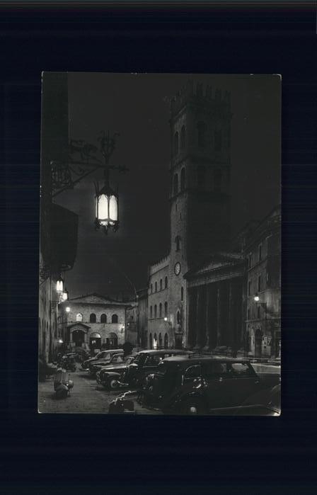 Assisi Umbria Piazza del Comune notturno Gemeindeplatz