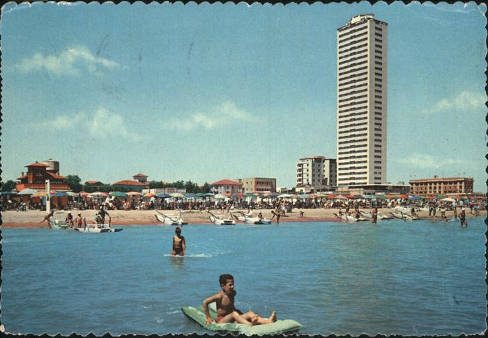 Cesenatico La ridente spiaggia Il grattacielo Stra