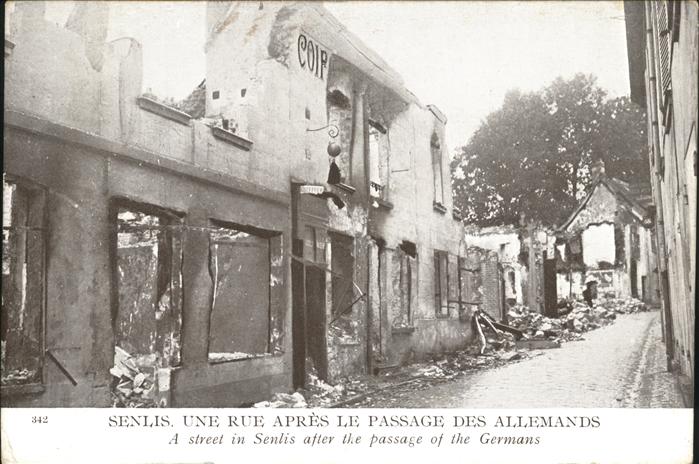 Senlis Oise une rue apres le passage des Alllemands