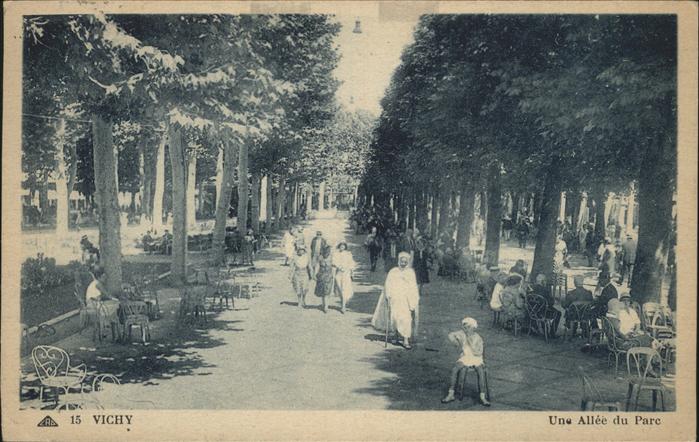 Vichy Allier Une allee du parc