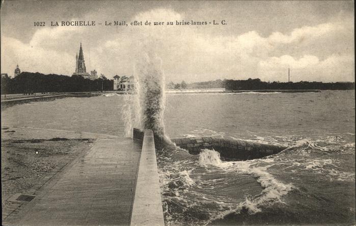 La Rochelle Charente-Maritime Le Mail au brise lames eglise
