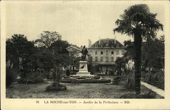 La Roche-sur-Yon Jardin de la Prefecture monument sculpu