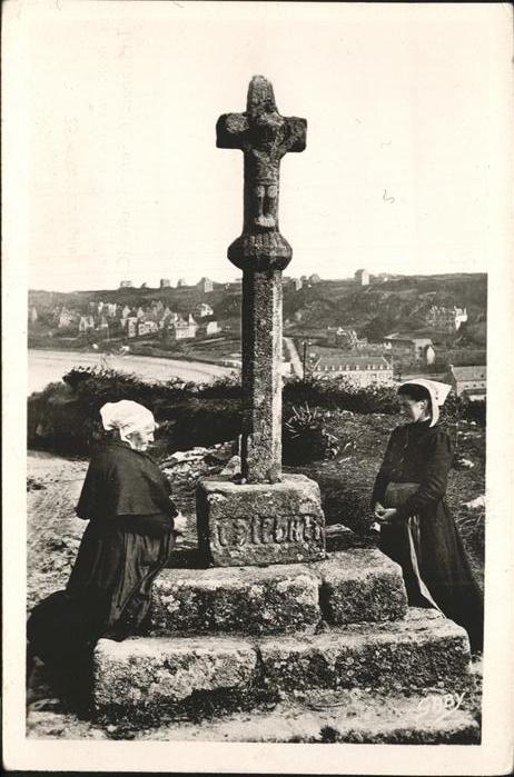 Trestraou Bretonnes en priere au Calvaire croix