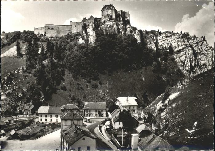 La Cluse-et-Mijoux La place et le Chateau de Joux