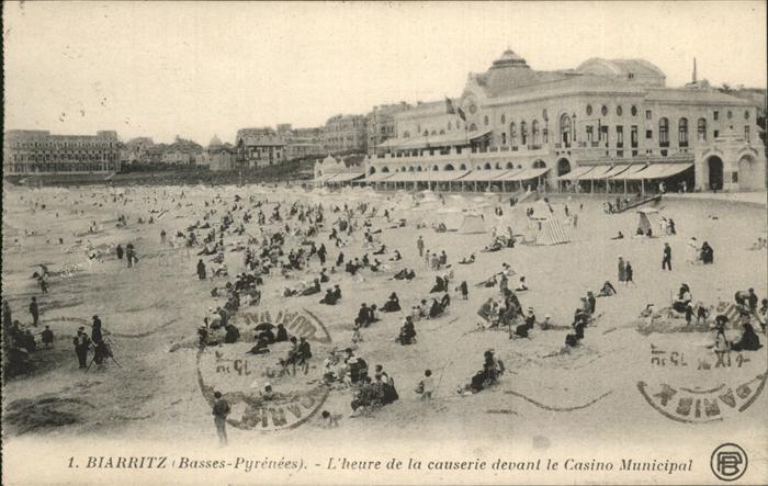 Biarritz Pyrenees Atlantiques l_Heure de la causerie devant le Casino