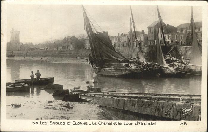 Olonne-sur-Mer Le Chenal et la Tour d_Arundel bateaux
