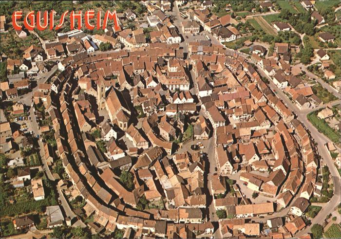 Eguisheim Haut Rhin Bourg ancien construit de facon concent