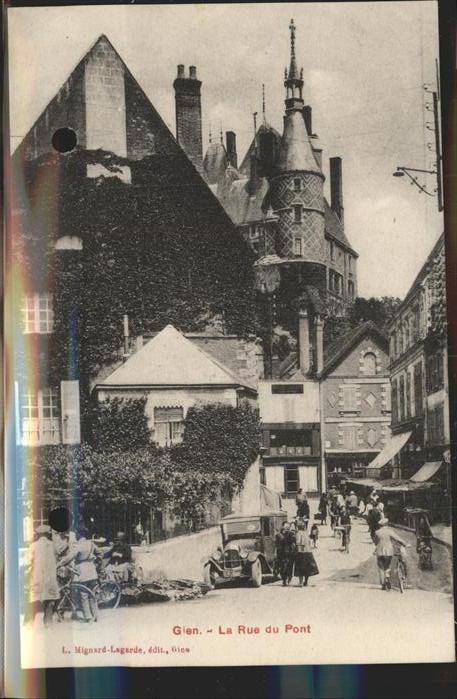 Gien 45 La rue du pont chateau