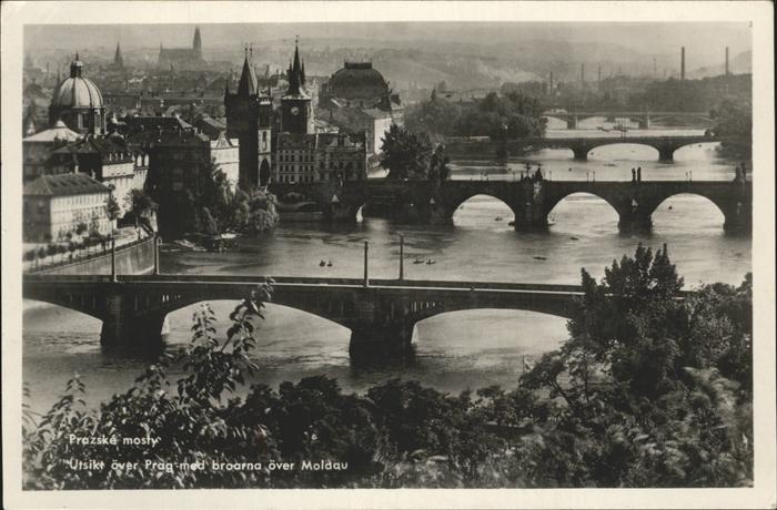 Prag Prahy Prague Utsikt over Prag med broarna oever Moldau