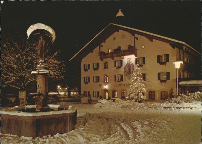 Mayrhofen Zillertal Dorfplatz in Winternacht Brunnen Christbaum Fassadenmalerei