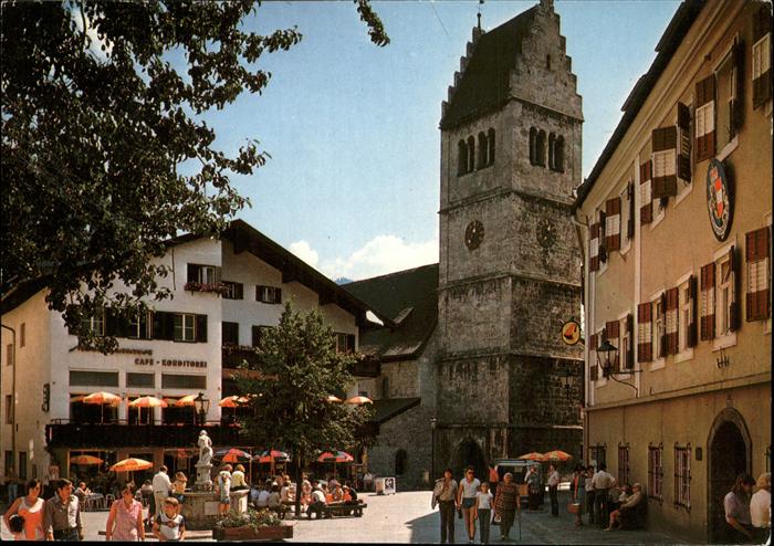 Zell See Stadtplatz romanische Pfarrkirche aus 13. Jahrhundert Brunnen