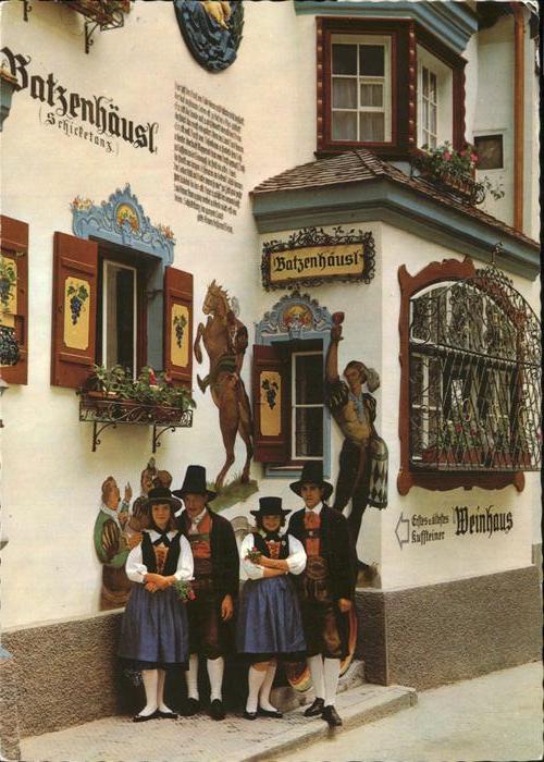 Kufstein Tirol Roemerhofgasse Weinhaus Batzenhaeusl Trachten Fassadenmalerei