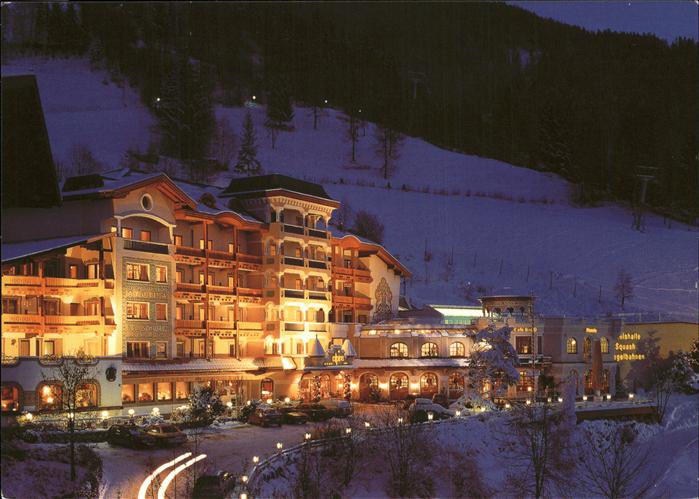 St Johann Tirol Wellness Sporthotel Alpina bei Nacht mit Beleuchtung