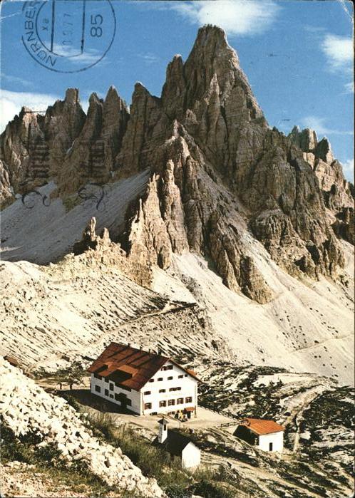 Sexten Sesto Suedtirol Paternkofel mit Dreizinnenhuette Dolomiten
