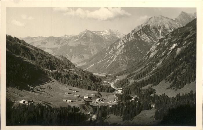 Baad Mittelberg Kleinwalsertal mit Elferkopf Zwoelferkopf und Hammerspitze