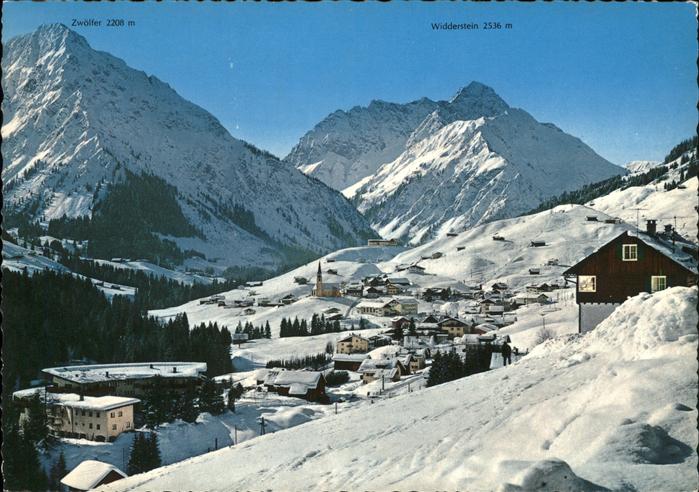 Hirschegg Kleinwalsertal Vorarlberg mit Zwoelfer und Widderstein
