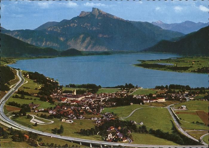 Mondsee Salzkammergut mit Schafberg und Autobahn Salzburg Wie