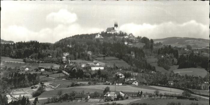 Oesterreich Kircha auf Huegel