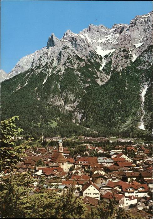 Mittenwald Karwendel Tirol Stadtpanorama mit Karwendel und Viererspitze